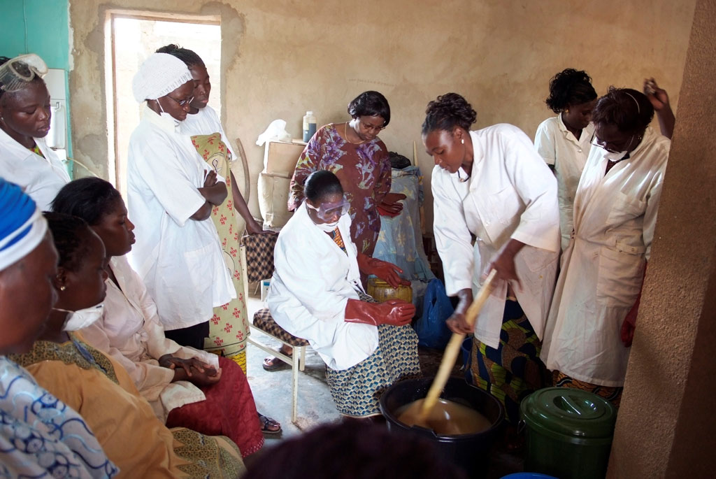 Vendre du beurre de karité pour payer les soins médicaux